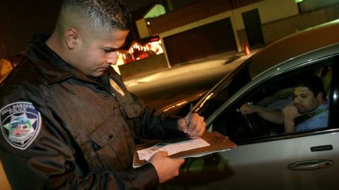 Cientos de agentes policíacos han salido desde la tarde del miércoles y hasta la noche del domingo para asegurarse que los conductores no estén  ebrios o bajo  efectos de  drogas.