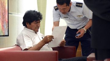 Evo Morales (i) debió permanecer momentáneamente en Austria al serle negado el paso por espacio aéreo francés.