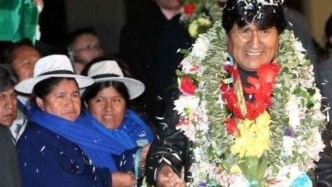 El presidente de Bolivia, Evo Morales (c), es recibido con flores a su llegada al aeropuerto de El Alto en La Paz, Bolivia.