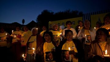 Mujeres de la ANC rezan por el ex presidente Mandela afuera de su casa en Soweto a las afueras de Johannesburgo.