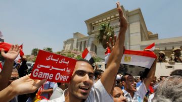 La población festeja la deposición del presidente Morsi.
