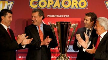 De izquierda a derecha, el entrenador del ‘Tri’, José Manuel de la Torre; Marcos Martínez; el secretario general de la CONCACAF, Enrique Sanz; y el presidente de la Federación Mexicana de Fútbol, Justino Compeán, con el nuevo trofeo de la Copa Oro.