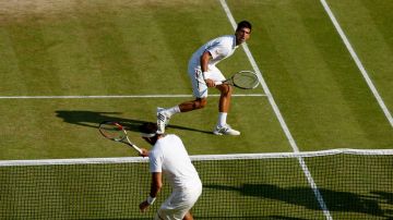 Dos gigantes en el pasto sagrado: Djokovic y Del Potro.