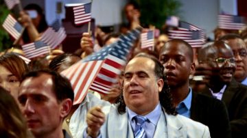 Jose Núñez (cuarto desde la derecha), originario de República Dominicana, ondea su bandera en la ceremonia de naturalización que se celebró esta semana en  Nueva York.
