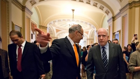 Los senadores Charles Schumer (D-NY) y John McCain (R-AZ) en los pasillos del Capitolio, luego de la aprobación del proyecto de reforma migratoria por parte del  Senado.