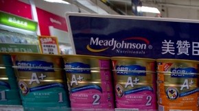 Los productos lácteos importados de Nestlé se venden en los estantes de los mercados chinos. La Comisión Nacional de Desarrollo y Reforma de China investiga a cinco empresas extranjeras.