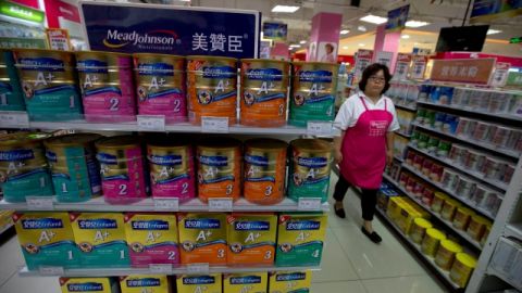 Los productos lácteos importados de Nestlé se venden en los estantes de los mercados chinos. La Comisión Nacional de Desarrollo y Reforma de China investiga a cinco empresas extranjeras.