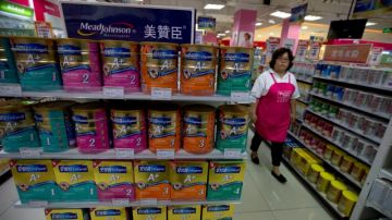Los productos lácteos importados de Nestlé se venden en los estantes de los mercados chinos. La Comisión Nacional de Desarrollo y Reforma de China investiga a cinco empresas extranjeras.