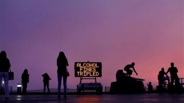Esta señal en Hermosa Beach recuerda a los bañistas que si beben alcohol en público durante el feriado recibirán una multa que triplica a las multas que se reciben a diario.