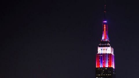 Fuegos artificiales iluminan el Empire State Building a lo largo del horizonte de Manhattan.