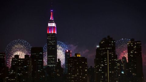 Fuegos artificiales iluminan el Empire State Building a lo largo del horizonte de Manhattan.