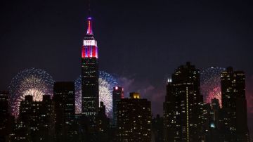 Fuegos artificiales iluminan el Empire State Building a lo largo del horizonte de Manhattan.