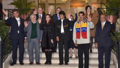 Los presidentes de toda Sudamérica hicieron frente común en favor de Morales (centro).