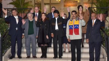 Los presidentes de toda Sudamérica hicieron frente común en favor de Morales (centro).