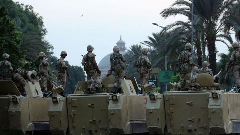 El ejército y policía antimotines vigilan varias de las ciudades egipcias.