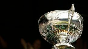 Los Bryan Bros alzan el trofeo al ganador del torneo de dobles en Wimbledon.