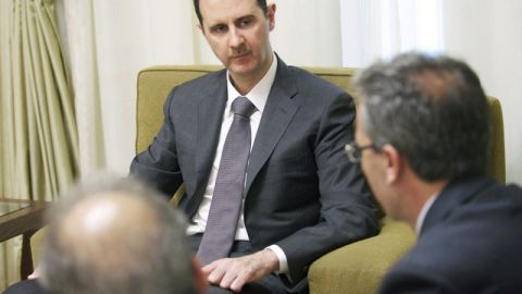 Bachar al Asad afirma que lo que está ocurriendo en Egipto es 'la caída del denominado islam político', en entrevista en Siria.