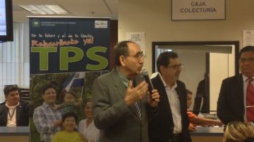 El embajador Rubén Zamora explica a los asistentes la importancia de reinscribirse en el TPS.