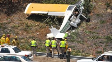El piloto de una avioneta sobrevivió después de que se estrelló en un terraplén en el lado norte de la I-405, cerca del aeropuerto de Long Beach.