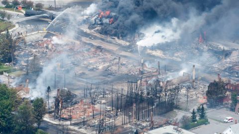 El incendio de los vagones que contenían crudo, aún no es controlado.