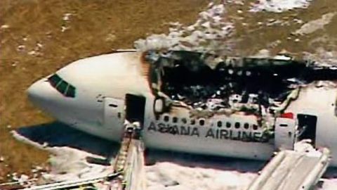 Fotograma de vídeo proporcionado por KTVU muestra la escena después de que un vuelo de Asiana Airlines se estrelló al aterrizar en el aeropuerto de San Francisco.