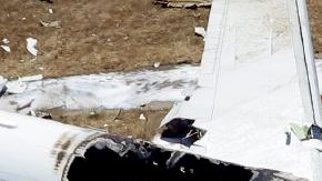 La foto aérea muestra los restos avión del vuelo 214 de Asiana  después de que se estrellara en el Aeropuerto Internacional de San Francisco .