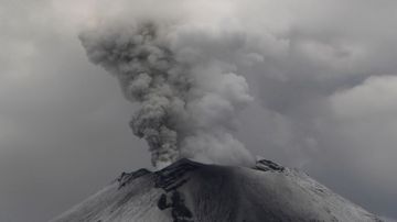 El volcán registró tres explosiones más.