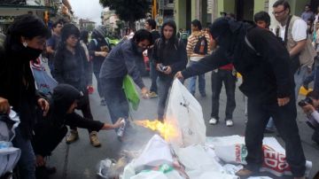 Un grupo de jóvenes integrantes de varias organizaciones en Xalapa protestaron en contra del sistema de partidos.