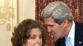 El secretario de Estado, John Kerry, voltea a decirle algo a su esposa Teresa Heinz durante la ceremonia de juramentación de Kerry como jefe de la diplomacia estadounidense en Washington.