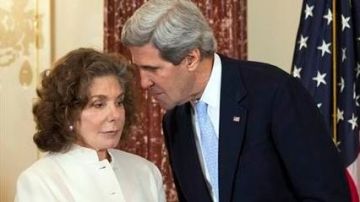 El secretario de Estado, John Kerry, voltea a decirle algo a su esposa Teresa Heinz durante la ceremonia de juramentación de Kerry como jefe de la diplomacia estadounidense en Washington.