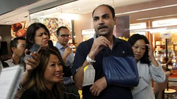 El pasajero Vedpal Singh, quien sufrió una fractura de clavícula, habla con la prensa en el aeropuerto de San Francisco.