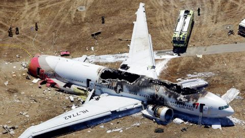 El avión con 307 personas a bordo (291 pasajeros y 16 tripulantes), se estrelló al aterrizar en el aeropuerto internacional de San Francisco.