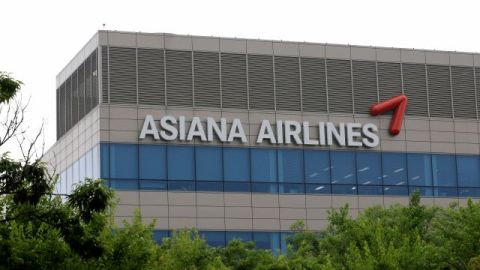El logo de Asiana Airlines es visto en su sede en Seúl, Corea del Sur.