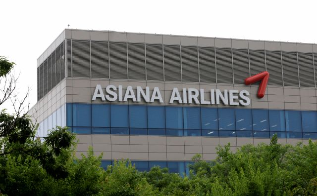 El logo de Asiana Airlines es visto en su sede en Seúl, Corea del Sur.