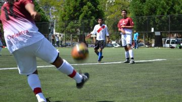 Defensa del equipo Deportivo Cádiz despeja el balón del área.