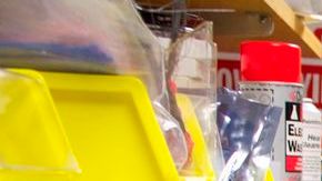 El ingeniero aeroespacial de la NTSB, Greg Smit, revisa las “cajas negras” del avión de Asiana Airlines que fueron recuperadas tras el accidente en San Francisco.