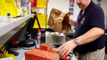 El ingeniero aeroespacial de la NTSB, Greg Smit, revisa las “cajas negras” del avión de Asiana Airlines que fueron recuperadas tras el accidente en San Francisco.