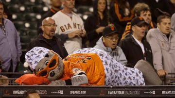 Lou Seal, mascota de los Giants, prefirió usar sus pijamas ante el largo encuentro que duró casi cinco horas y media.