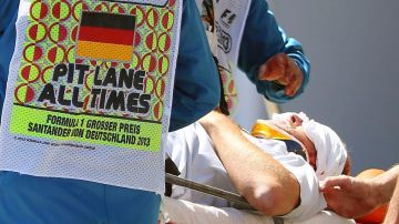 El camarógrafo británico, Paul Allen, fue golpeado por un neumático en la carrera de Alemania.