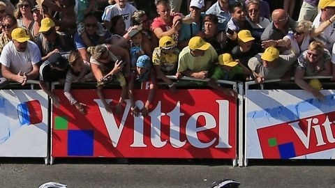 Kittel (i) deja atrás a Cavendish (c) quien no pudo lograr su triunfo de etapa 25.