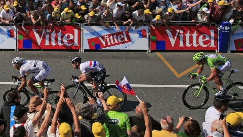 Kittel (i) deja atrás a Cavendish (c) quien no pudo lograr su triunfo de etapa 25.