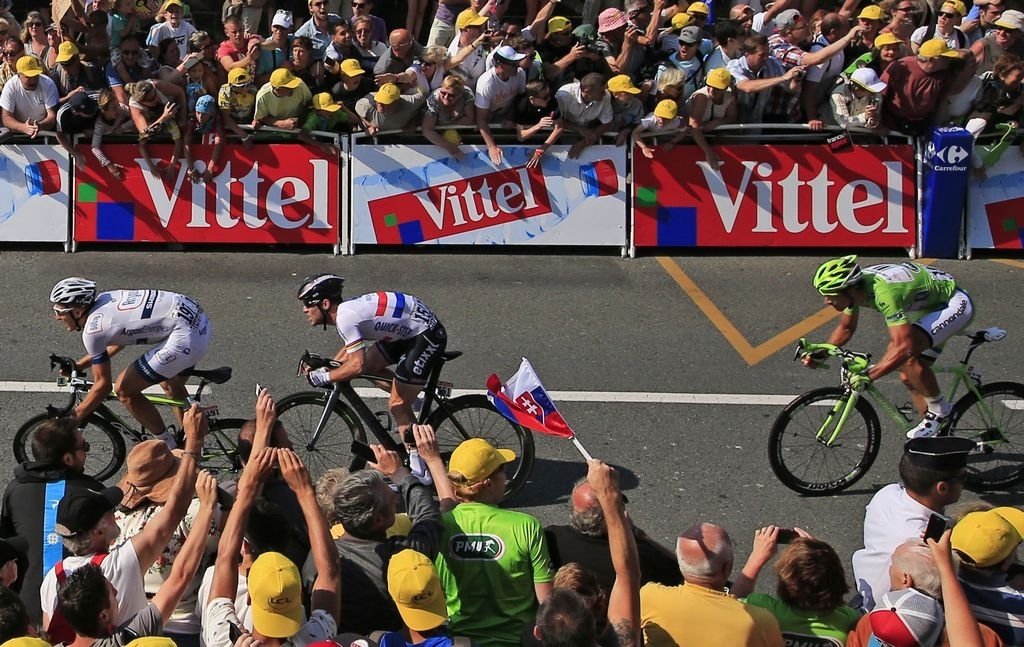 Kittel (i) deja atrás a Cavendish (c) quien no pudo lograr su triunfo de etapa 25.