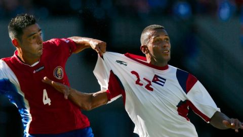 Michael Umana, de Costa Rica, y Yoandir Puga, de Cuba, disputan el esférico