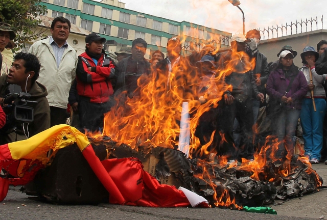 Seguidores de Evo Morales queman las banderas de EEUU, España y Portugal, ayer,  ante la embajada de Estados Unidos, en La Paz (Bolivia).