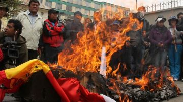 Seguidores de Evo Morales queman las banderas de EEUU, España y Portugal, ayer,  ante la embajada de Estados Unidos, en La Paz (Bolivia).