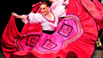 La compañía de ballet folklórico Grandeza Mexicana lleva ya diez años en escena.