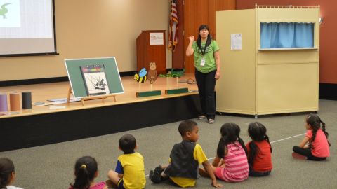 Niños disfrutan de cuentos interactivos narrados en español en biblioteca de Elgin.