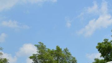 La unidad móvil de TLC o ‘The Life Center’ ofrece sus servicios en el estacionamiento del restaurante JB’s (297 S. McLean Blvd.), en Elgin.