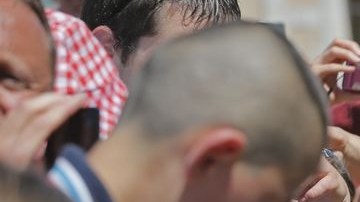 El británico mantiene la casaca amarilla en la Tour.