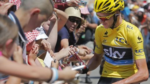 El británico mantiene la casaca amarilla en la Tour.